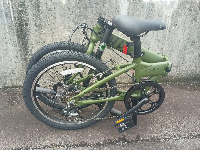 前後の車輪を重ねて折りたたんだDAHON Hit