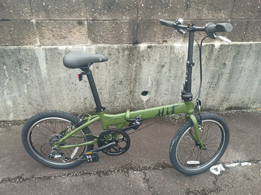 折りたたむ前のカーキ色のDAHON Hit Limited Edition
